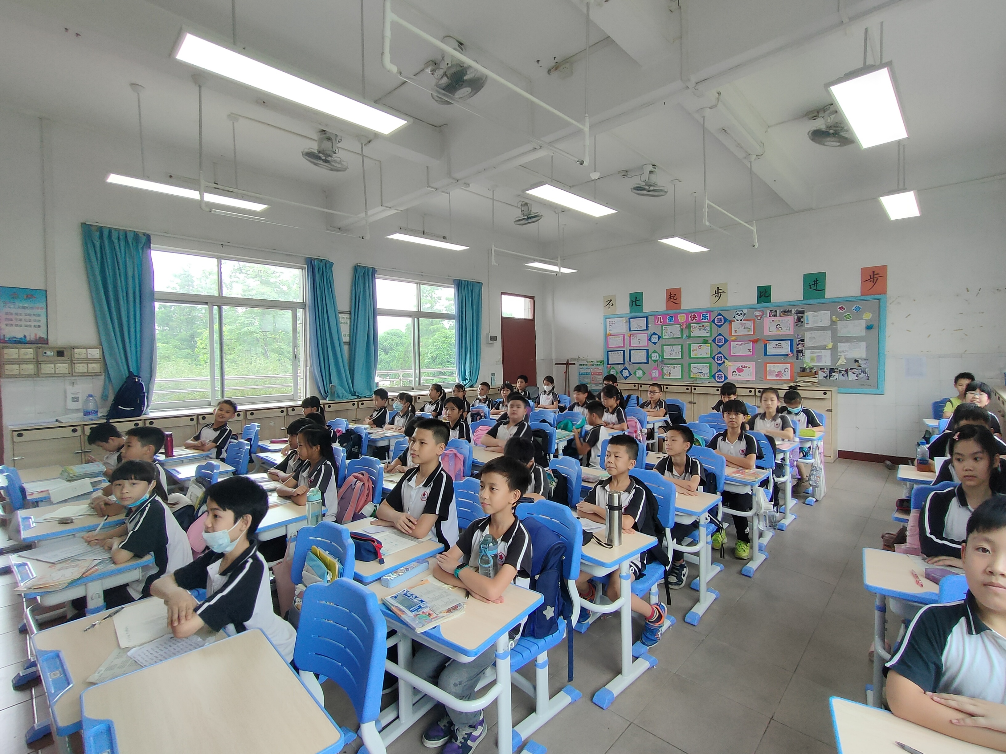 保护视力均安镇中小学全面完成教室灯光改造