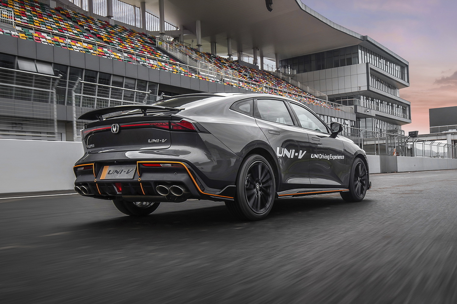 颜值和实力并存的国民轿跑,赛道体验长安UNI-V