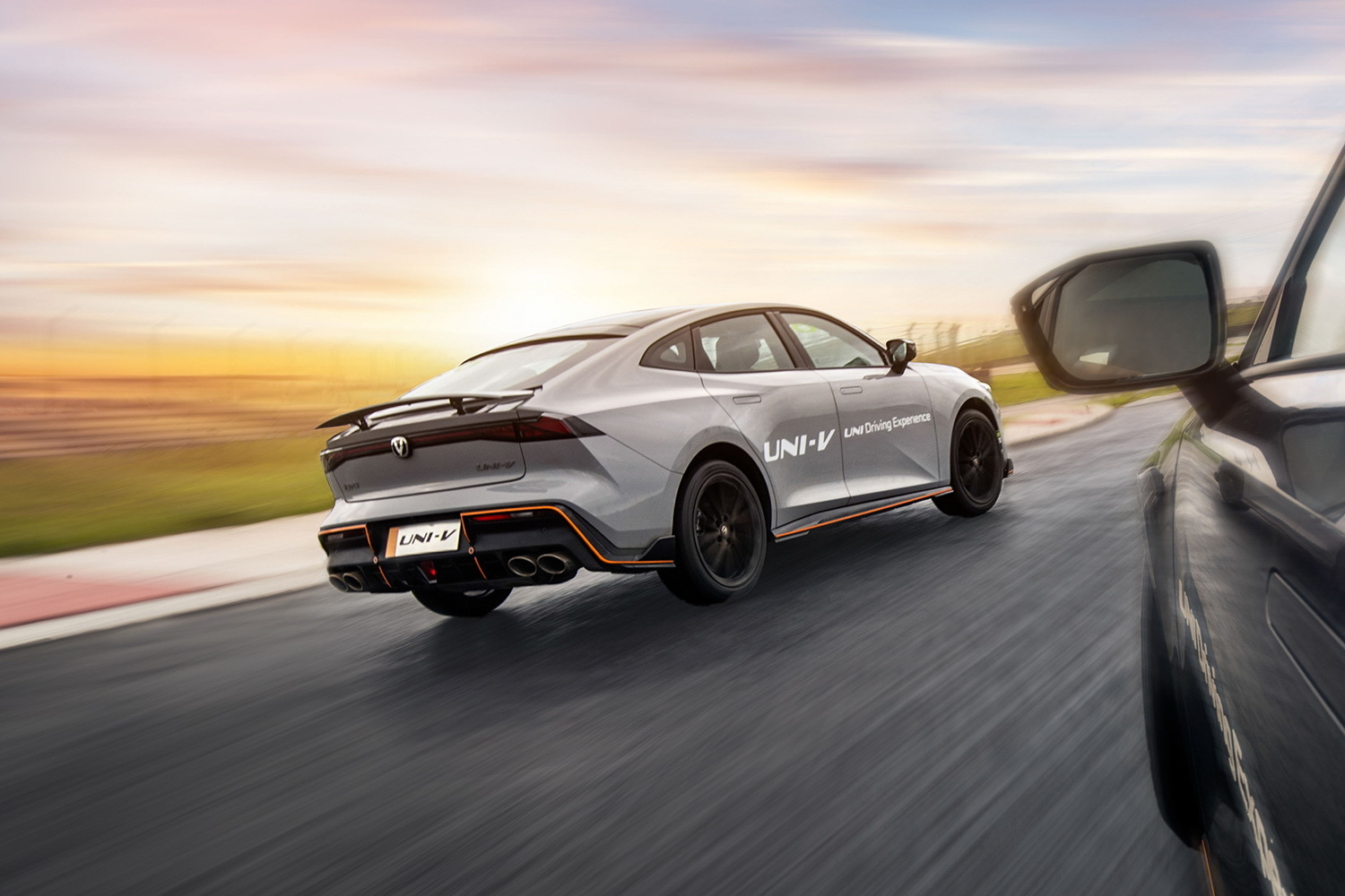 颜值和实力并存的国民轿跑,赛道体验长安UNI-V