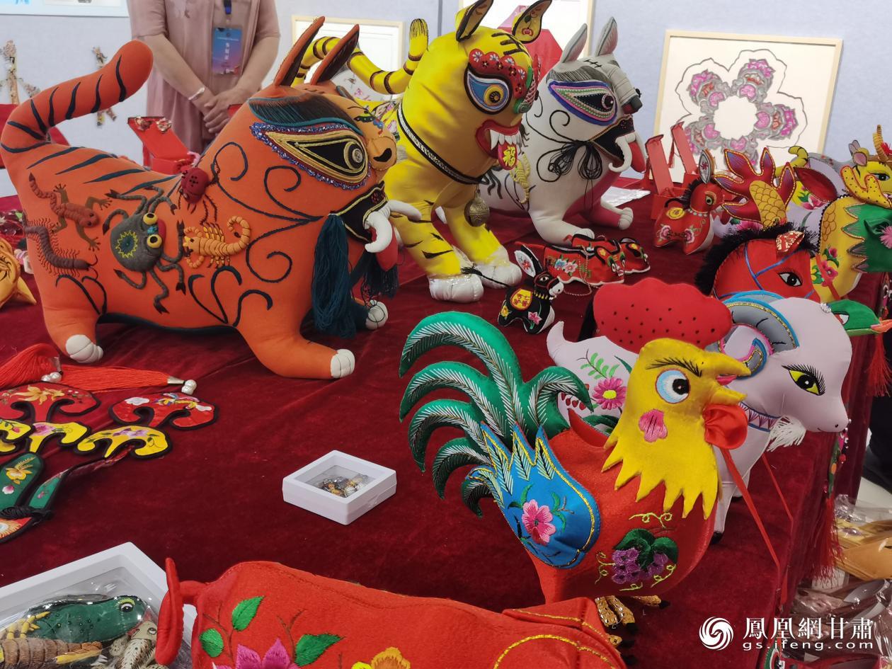 形态各异的庆阳香包,每件作品都栩栩如生.闫琴雯 摄