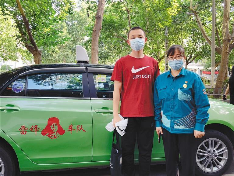 吕春燕与考生合影。(首席记者 梁璠 摄)