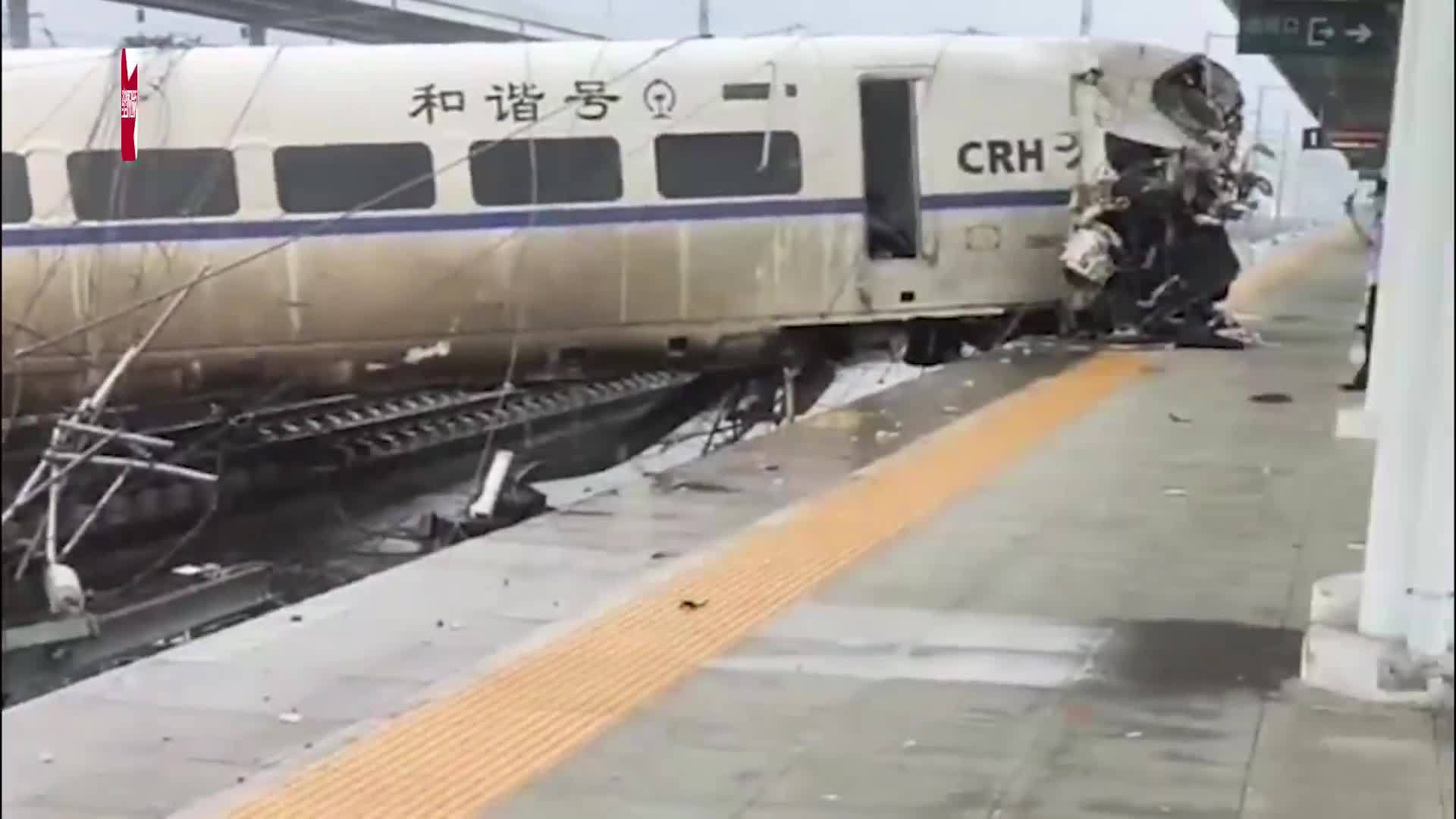 动车脱线司机紧急制动后殉职，事发线路已抢通，站前有人送花悼念