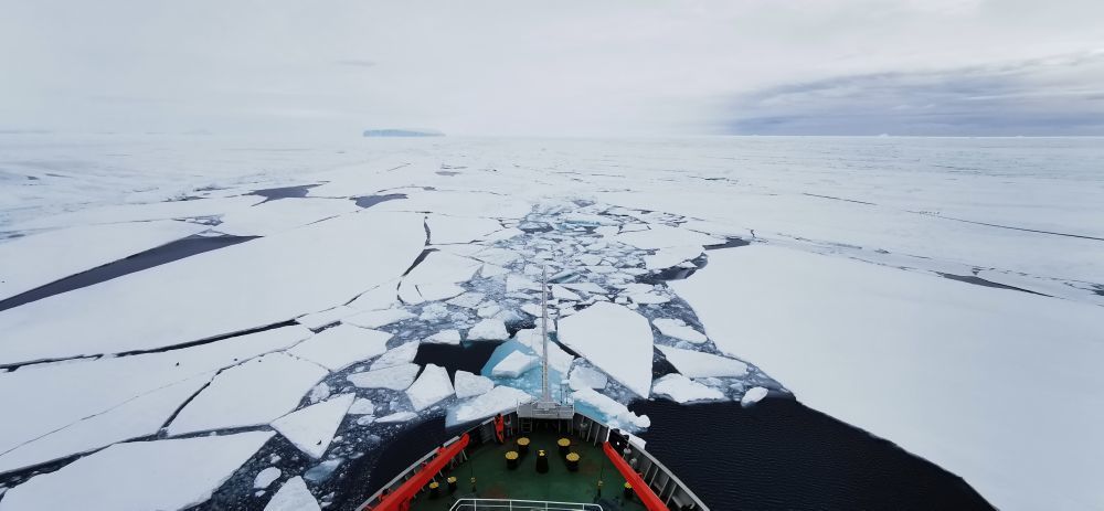 “雪龙”号在南极周边破冰前行 受访者供图