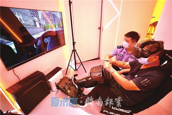 市民通过VR系统体验酒驾的危害。