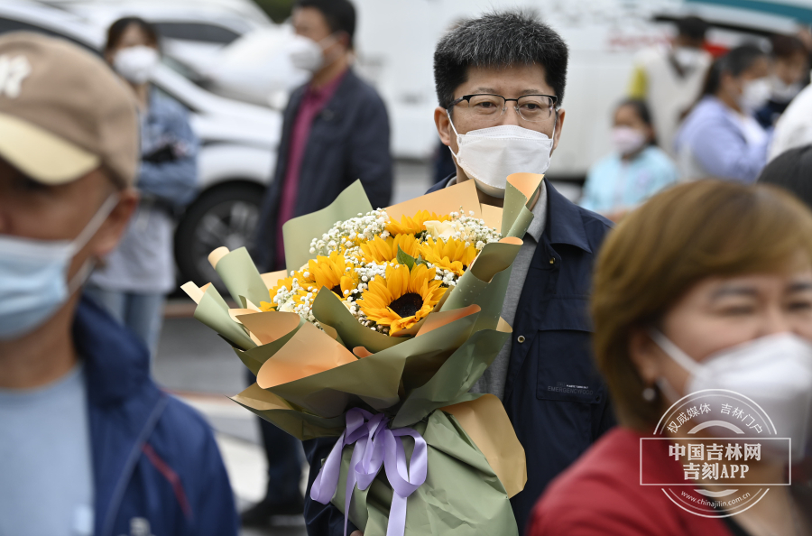 送考家长手持向日葵，为考生送上祝福