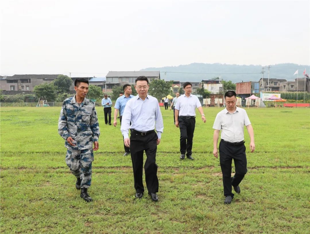 巴南區委書記何友生在麻柳嘴鎮調研時強調切實築牢長江上游重要生態