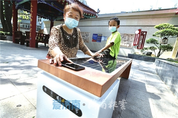 能给手机充电、播放歌曲的智能长椅。