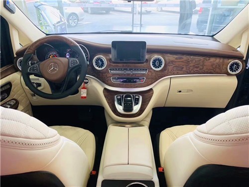 2019款奔驰迈巴赫vs680内饰方面,依旧是熟悉的造型,要说找出大的不同