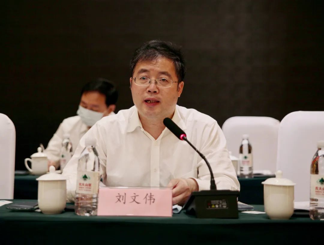 会议选举蒋来清同志为苏州市红十字会会长,刘文伟同志为苏州市红十字