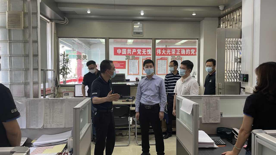 在认真听取工作人员关于疫情防控和安全生产工作情况后,杨燕斌充分