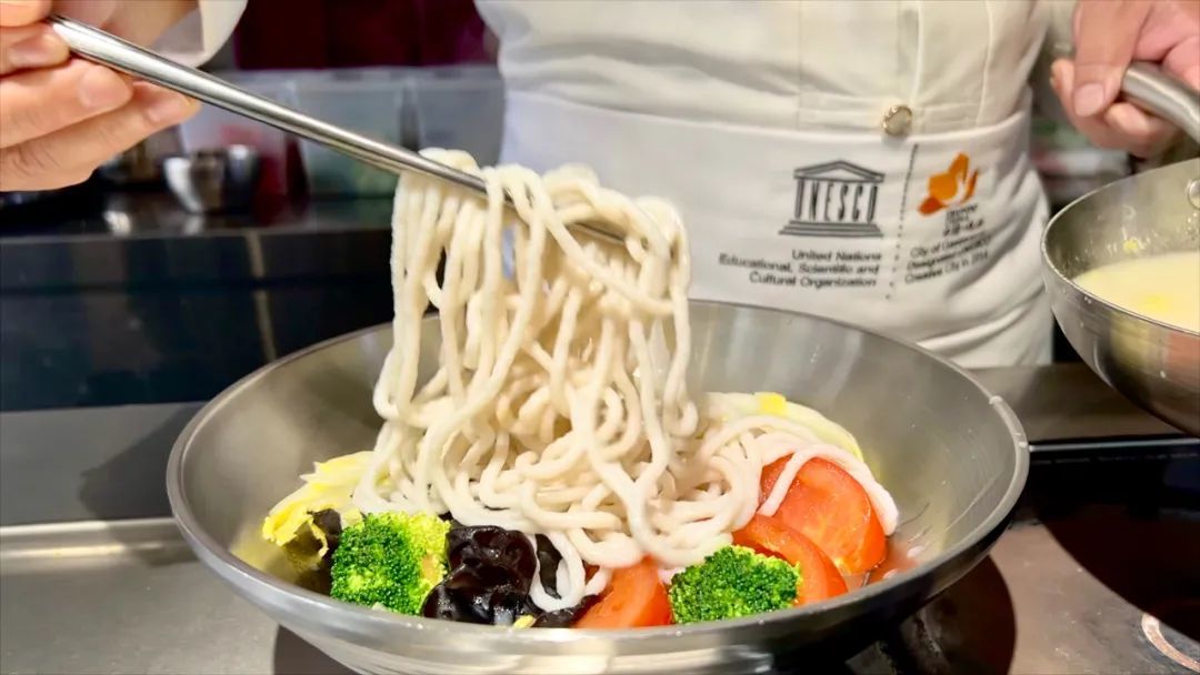 吃鱼不见鱼，一斤鱼肉做成一碗顺德鱼面，鲜嫩爽滑！_凤凰网