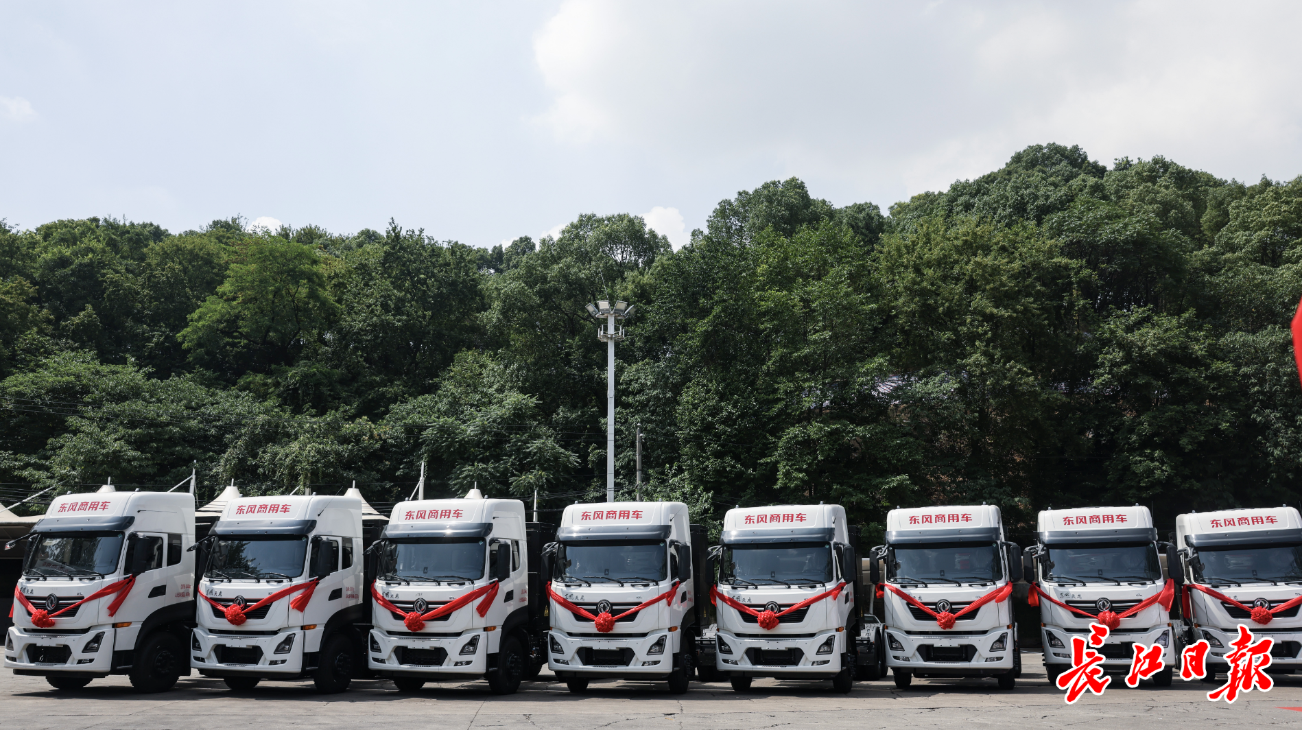 宝武集团厂区内的新能源重卡车。记者胡冬冬 摄