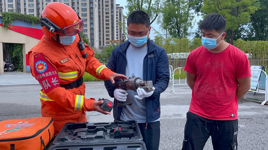 森林消防员讲解灭火装备 刘亚鹏 摄