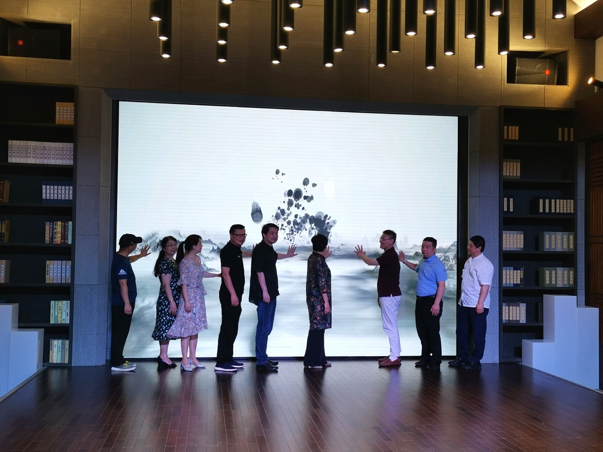 嘉宾上台共同为“2022湖北省高校优秀毕业设计（文创类）作品联展”启幕