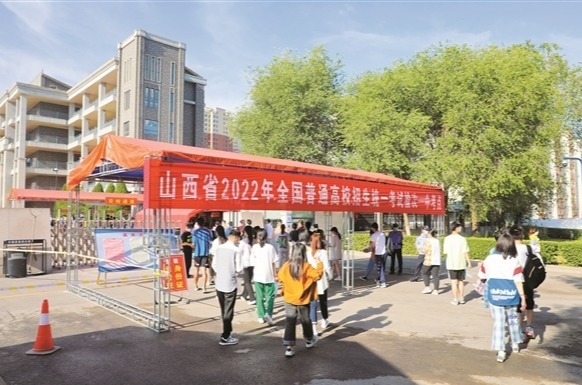 图为晋中市城区榆次一中考点，考生有序进入考场。晋中日报记者 张浩亮 摄