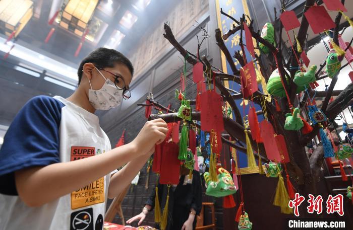 市民游客在方回春堂挂香囊。　王刚 摄