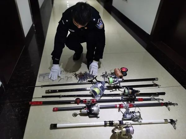 2022年1月18日，江西九江分局抓获19名使用锚钩非法捕捞水产品的犯罪嫌疑人。/长江航运公安局九江分局