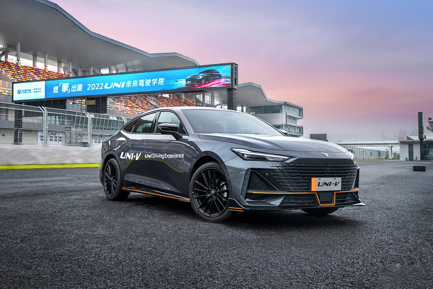 颜值和实力并存的国民轿跑,赛道体验长安UNI-V