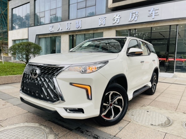 2020款丰田穿越者2700外形粗犷霸气,散发着强悍有力的气质.