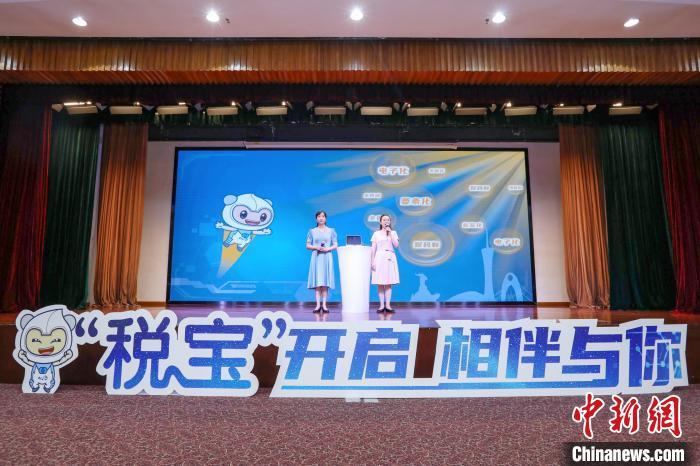 广州市税务局举办“智能应答机器人”全面应用推介会 杨锐轩 摄