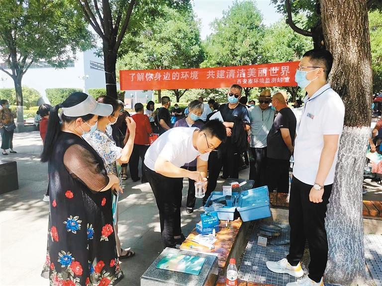 街头环保小实验引来不少市民观看