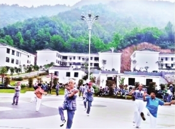 游客在英山县神峰山庄森林海温泉康养小镇练习“八段锦”。