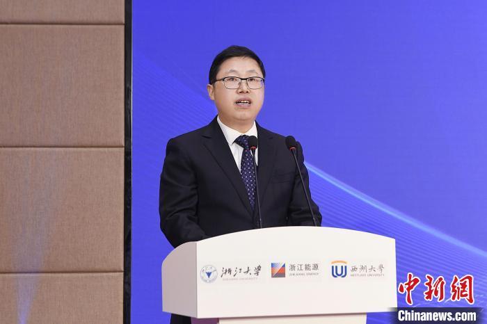 浙江省能源集团党委书记、董事长胡仲明现场致辞。 朱将云 摄