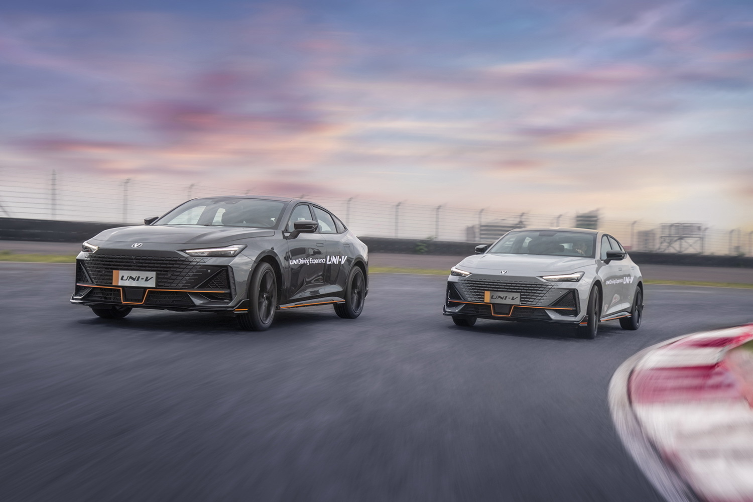 颜值和实力并存的国民轿跑,赛道体验长安UNI-V