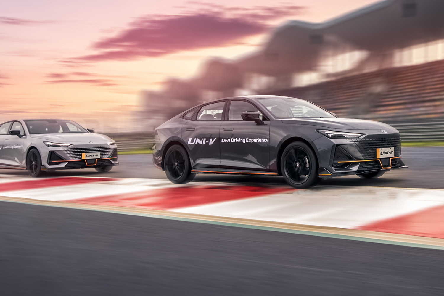 颜值和实力并存的国民轿跑,赛道体验长安UNI-V