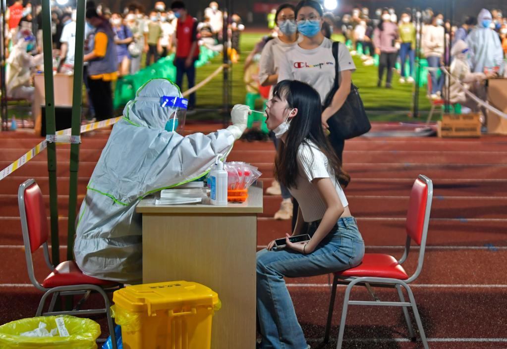 3月15日，重庆工商大学核酸检测现场。新华社发（崔景印 摄）