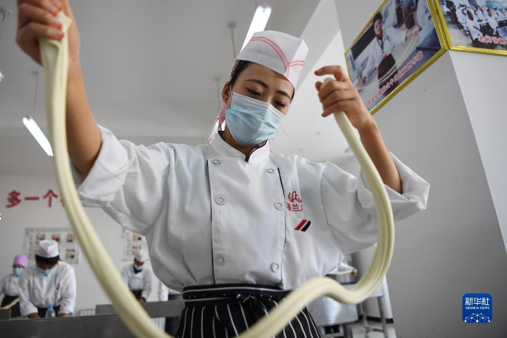 6月7日,学员在"拉面大课堂"学习拉面技能.新华社记者 陈斌 摄