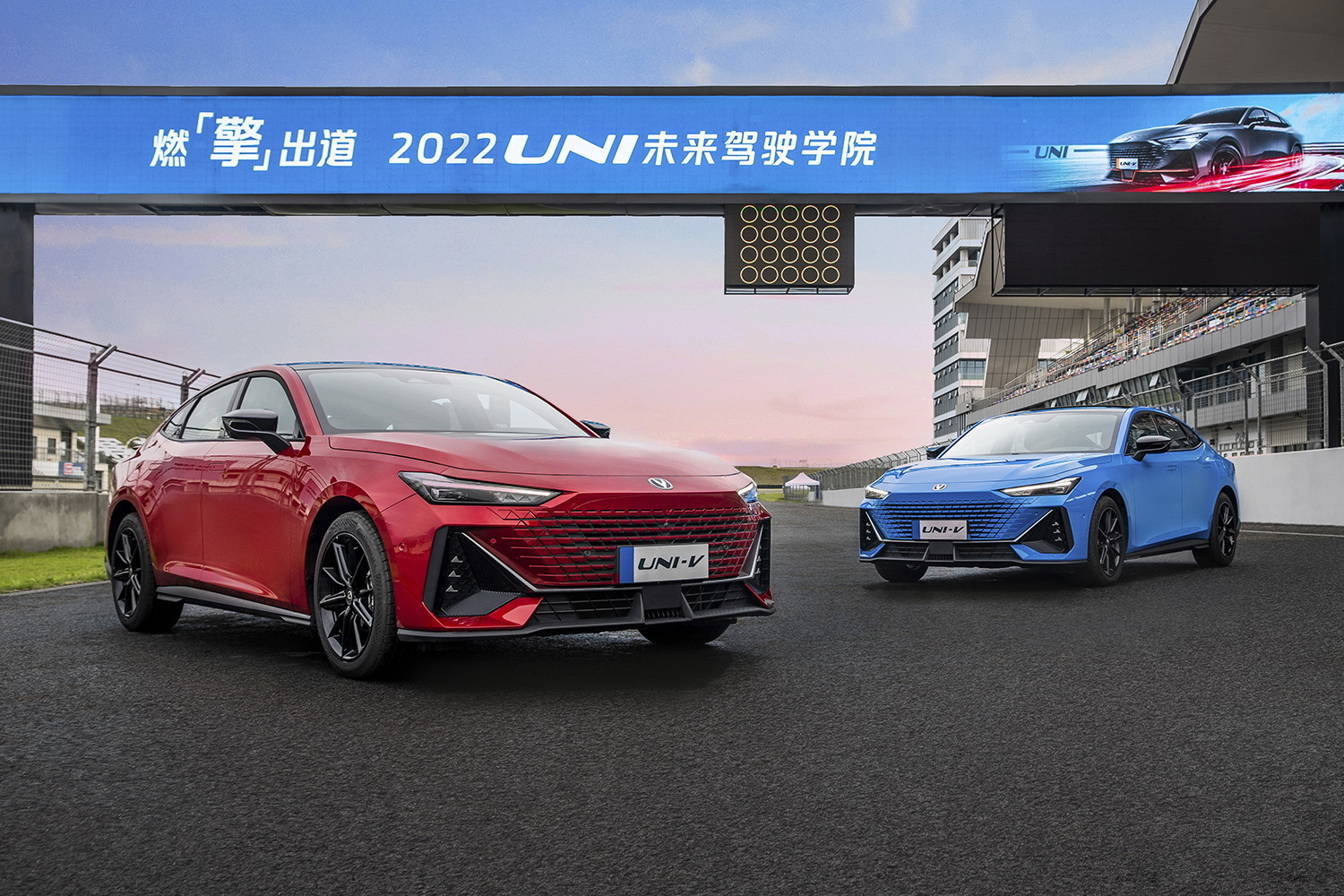 颜值和实力并存的国民轿跑,赛道体验长安UNI-V