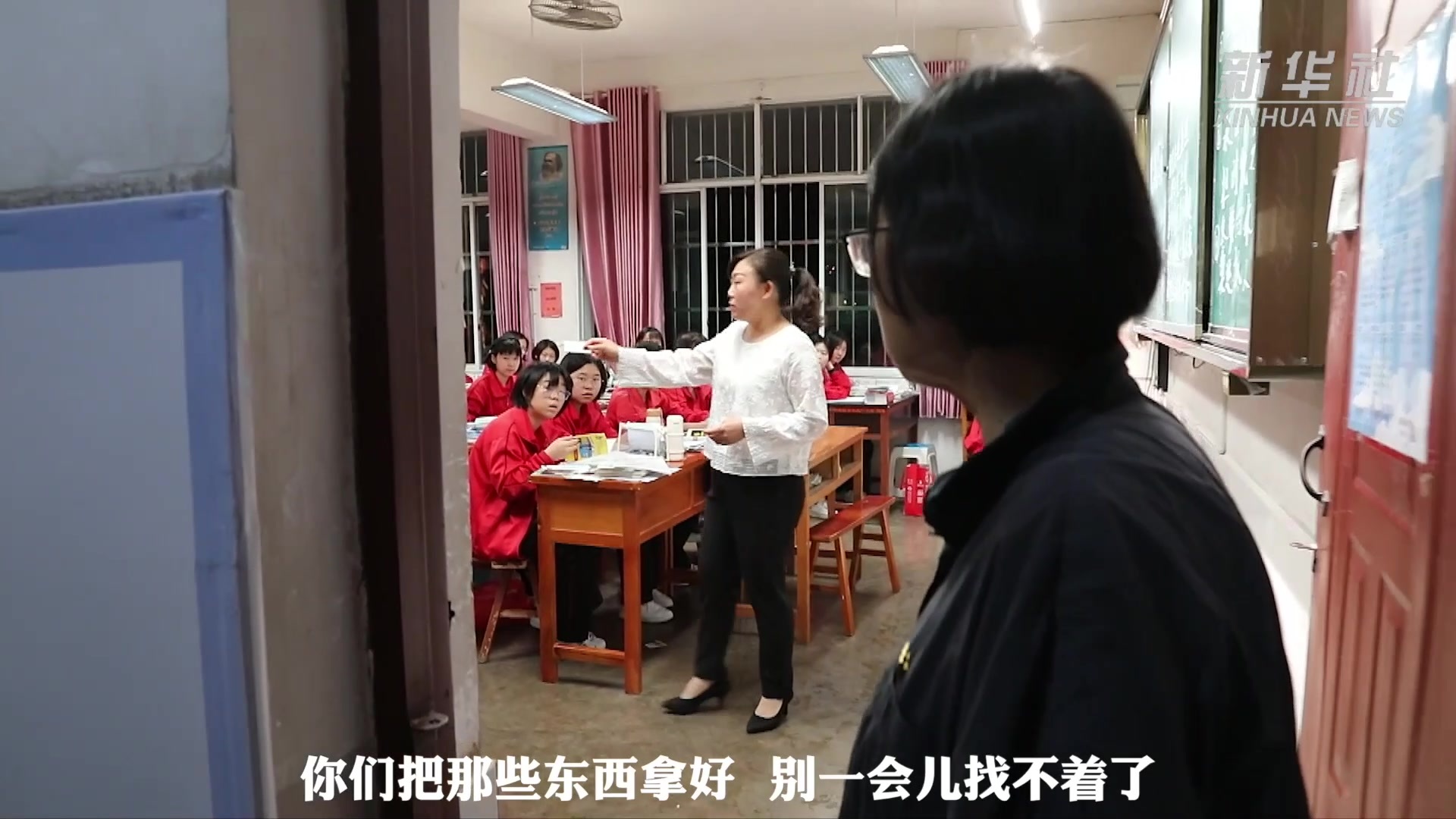 虽脚痛难忍 张桂梅坚持送女高学子赶赴高考_凤凰网视频_凤凰网