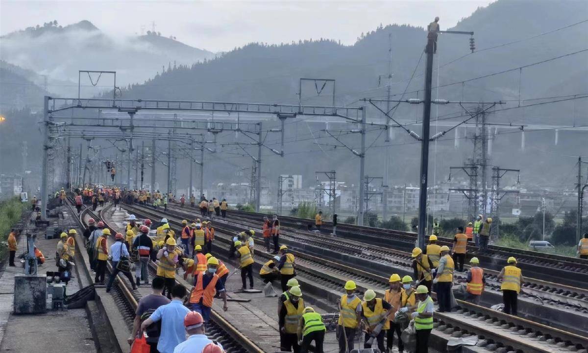 榕江站千人通宵大会战贵广线今日起恢复正常运营