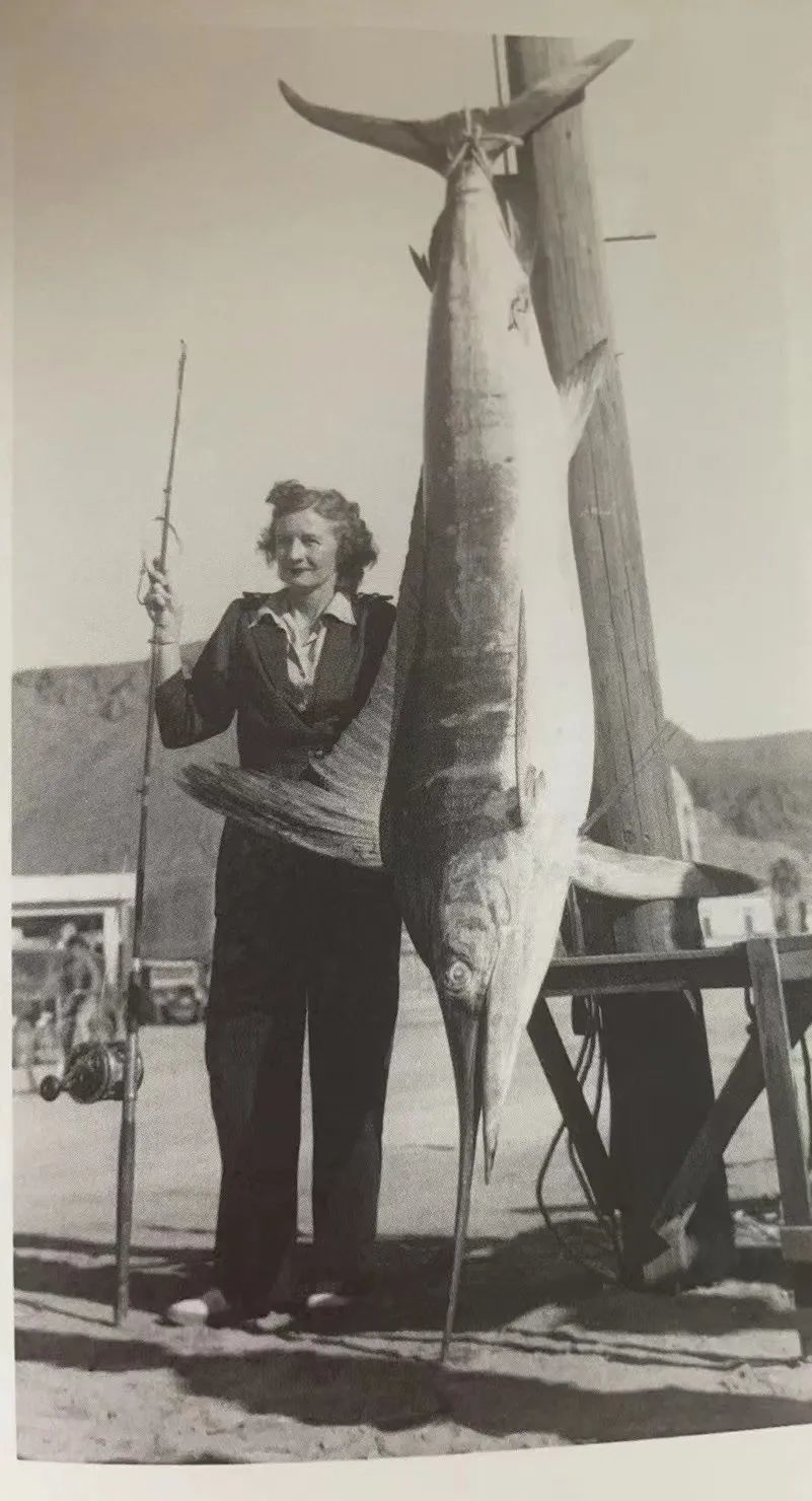 1945年，迈阿密海滩，一名女钓手与她的渔获合影。