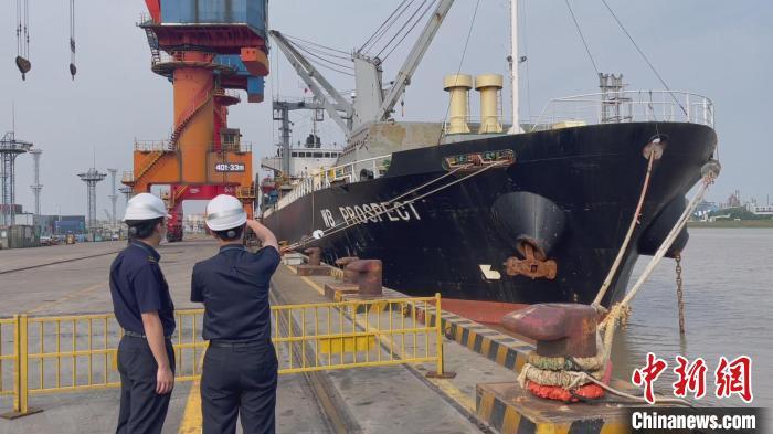 浙江宁波开通“集改散”新航线解企业“等米下锅”之急