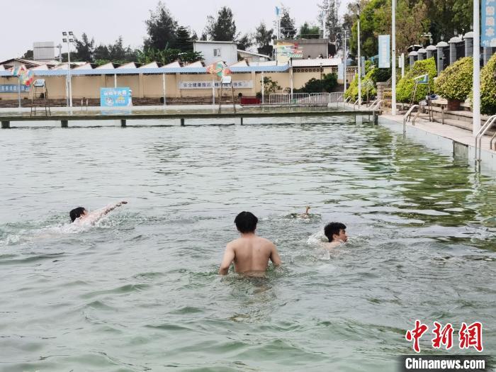“我们的节日&middot;端午”两岸龙舟斗阵行活动中，民众在水中捉鸭子，妙趣横生。　闫旭 摄