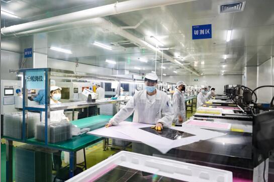 赣州立德电子有限公司生产线员工正在进行玻璃切割工作