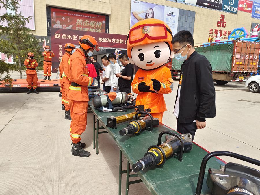 森林消防员为群众普及应急科普知识 张广魁 摄