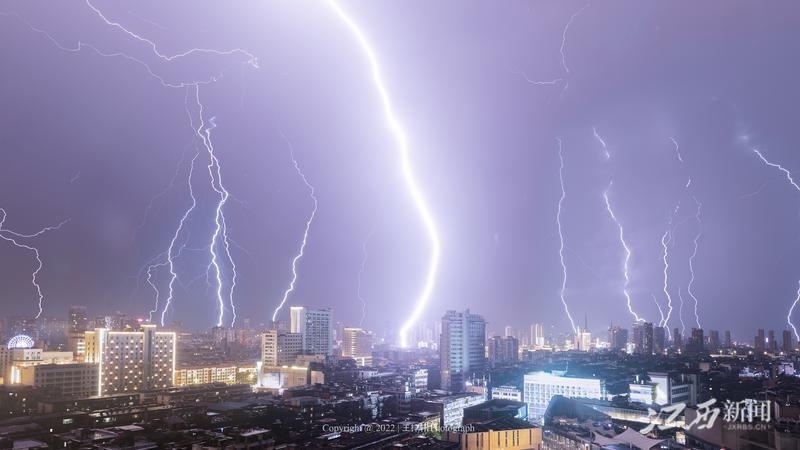 南昌遭遇雷电暴雨强对流天气图