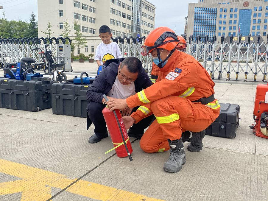 森林消防员教群众如何使用灭火器 李艺豪 摄