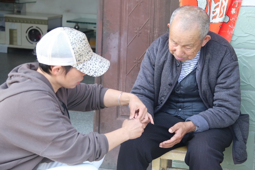 甘敦蘭十三年如一日孝敬失明老人