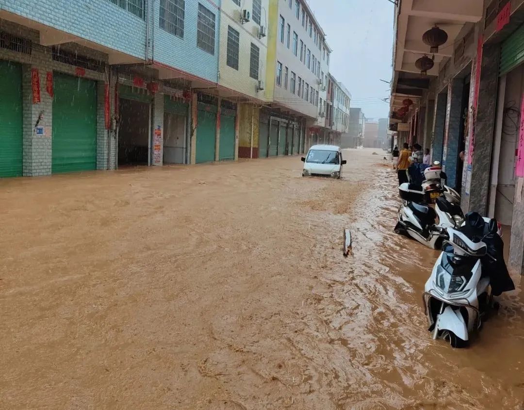 交通受阻暴雨引发山洪暴发赣县区韩坊镇赣县区群众被紧急转移部分中