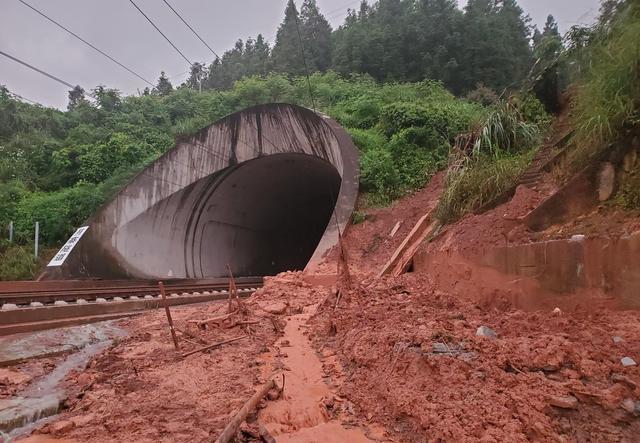 风动｜两周8次暴雨预警，D2809事故为何仍难避免