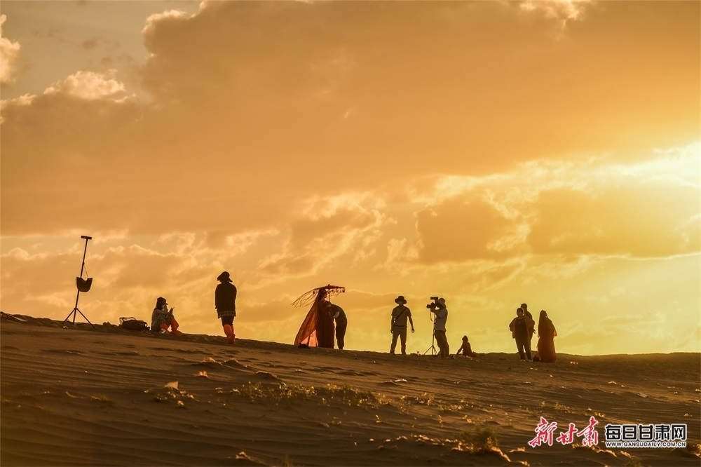 “飞天美拍”成敦煌大漠独特景观