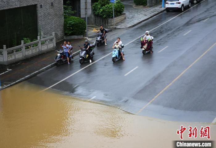 洪水淹没道路,居民出行受阻 蒙鸣明 摄