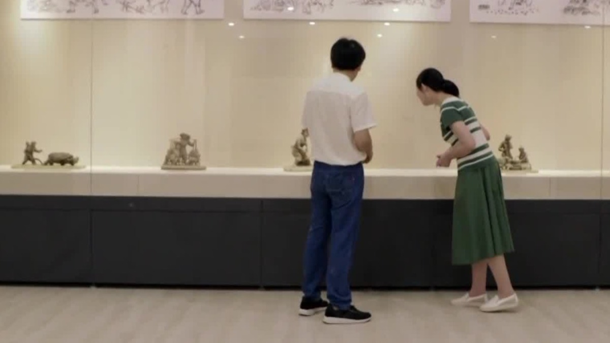 通过亲身体验的教育方式，幼儿园老师林安玲带着孩子们学习了客家传统文化