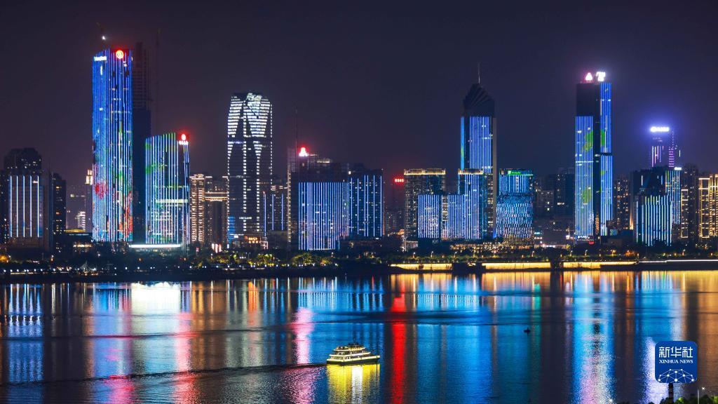 这是在江西省南昌市赣江畔拍摄的LED灯光秀（5月17日摄）。 新华社发（马悦 摄）