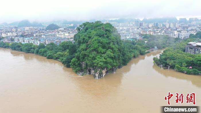 桂林漓江出现今年首次超警洪水