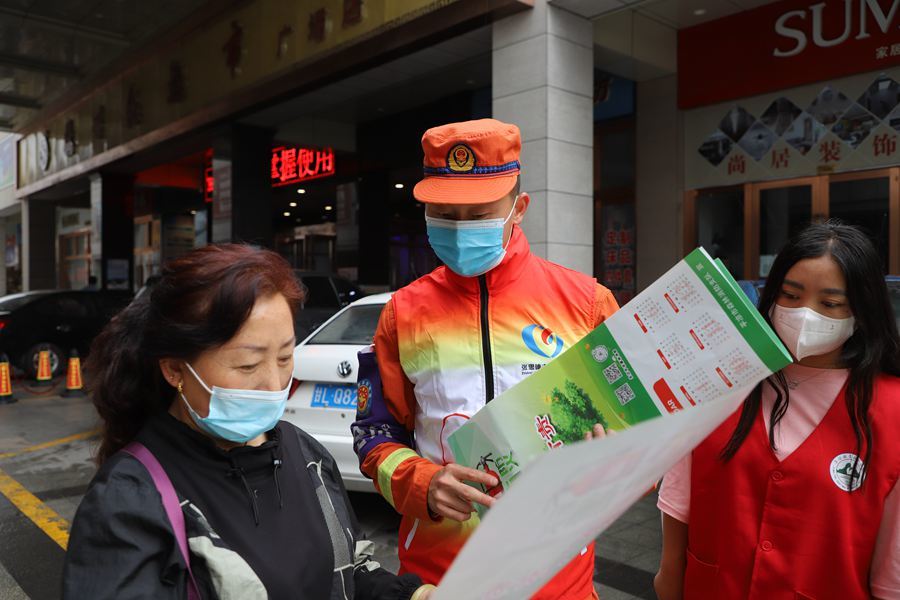 甘肃省森林消防总队平凉支队青年志愿服务队开展应急科普活动 成伟 摄